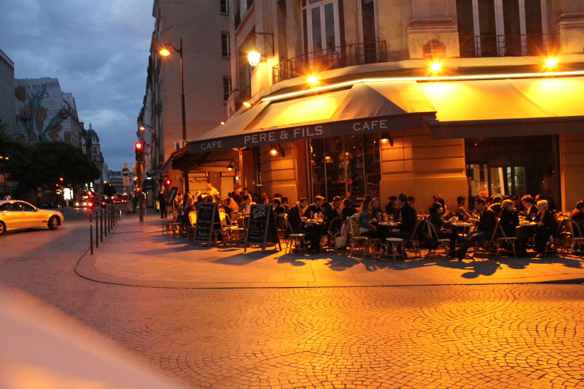 7 вечера на улице. Кафе вечер Лиссабон. Уличное кафе. Уличное кафе вечером. Вечер в кафе.